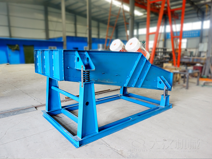 大型振動(dòng)篩主要是用來(lái)篩分煤礦,礦石一些大型的篩分場(chǎng)地中。